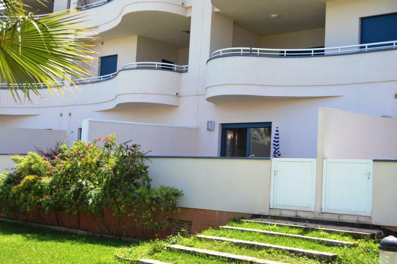 Las Olas Pili Locdenia Exterior photo