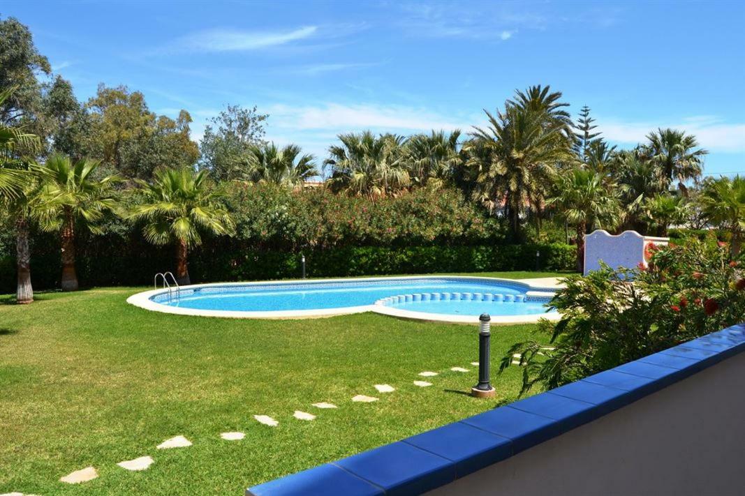 Las Olas Pili Locdenia Exterior photo