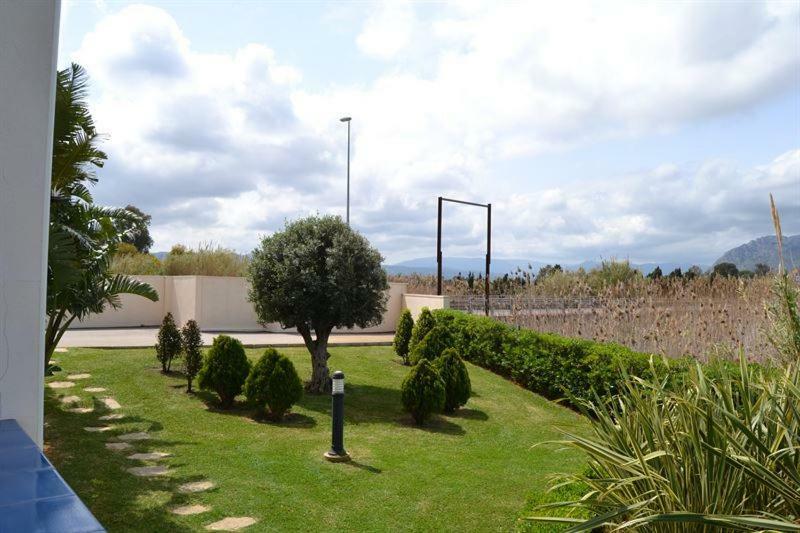 Las Olas Pili Locdenia Exterior photo